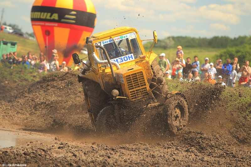 Бизон Трек Шоу - гонки на тракторах (31 фото)