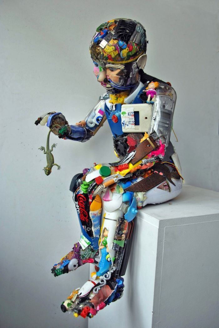 Классные скульптуры из мусора от Дарио Тирони (5 Фото)