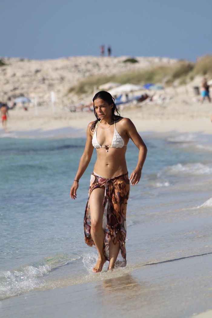 Мишель Родригес на пляже (12 Фото)
