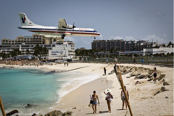 Опасный аэропорт на курорте Сен-Мартин (4 фото)