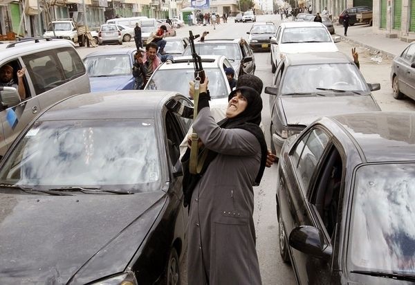 Ливийские женщины взяли в руки оружие ( 6 фото)