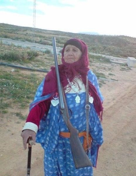 Ливийские женщины взяли в руки оружие ( 6 фото)