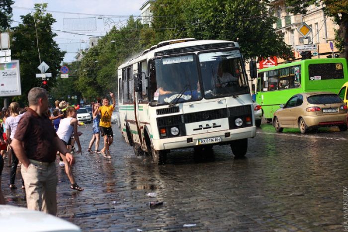 Водная битва в Харькове (37 фото)