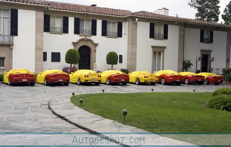 Владелец джинсовой компании Guess вынужден продать 10 Ferrari (8 фото+видео)