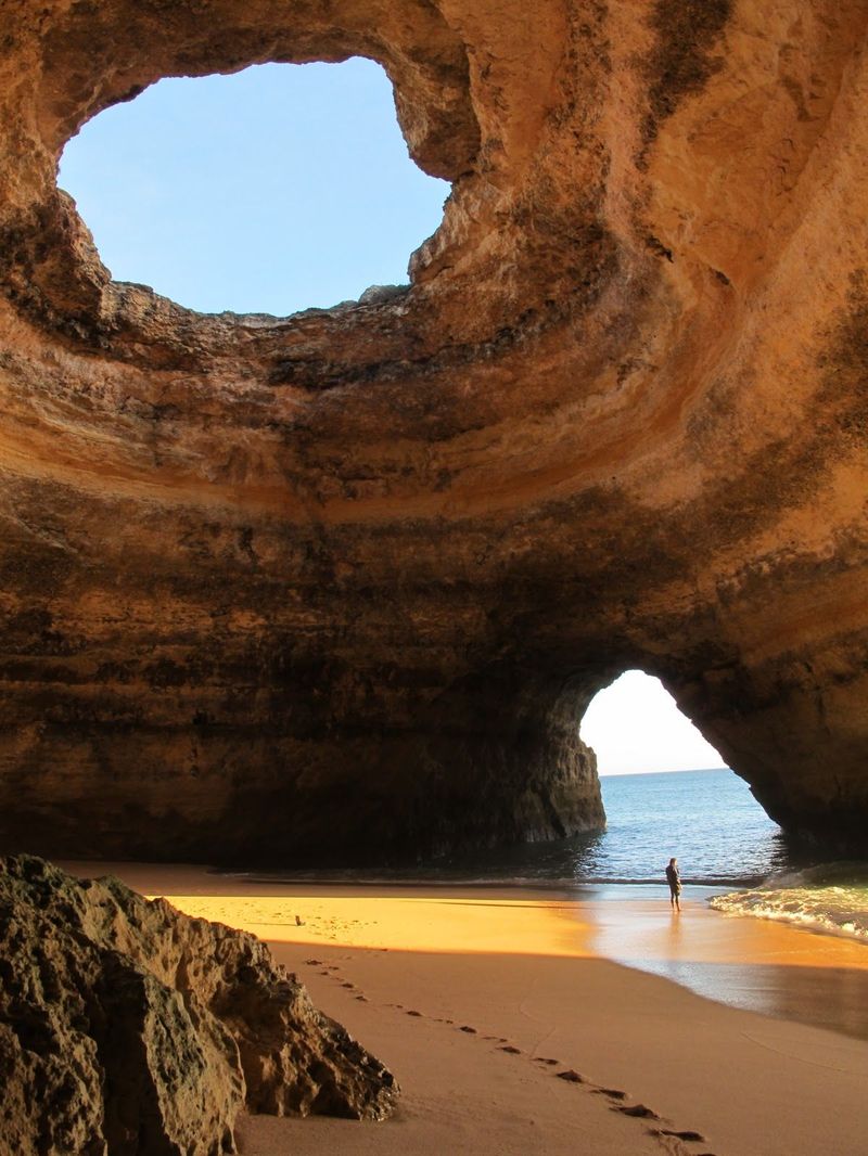 Пещерный пляж (10 фото)