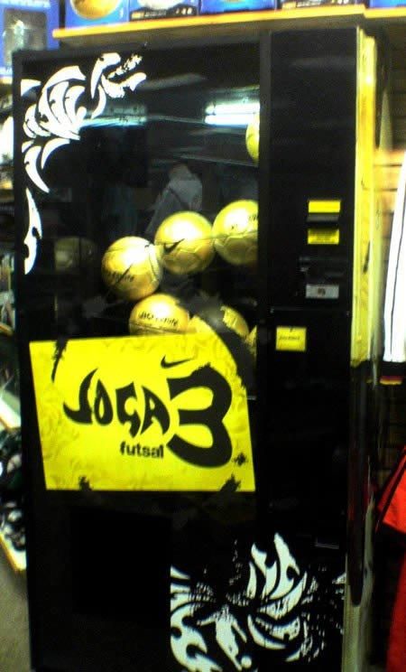 Очень экстравагантные торгвые автоматы (18 фото)