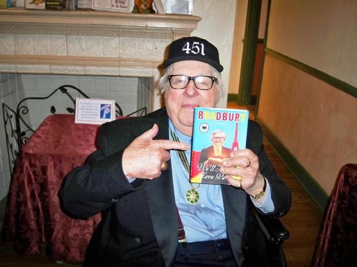 Знаменитый фантаст Рей Брэдбери скончался в США на 92-м году жизни (3 фото)