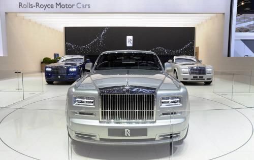 Компания Rolls-Royce открыла самый большой в мире шоу-рум (6 фото)