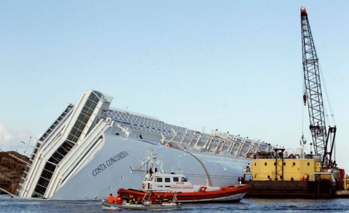 Подъем круизного корабля Costa Concordia (2 фото + текст)