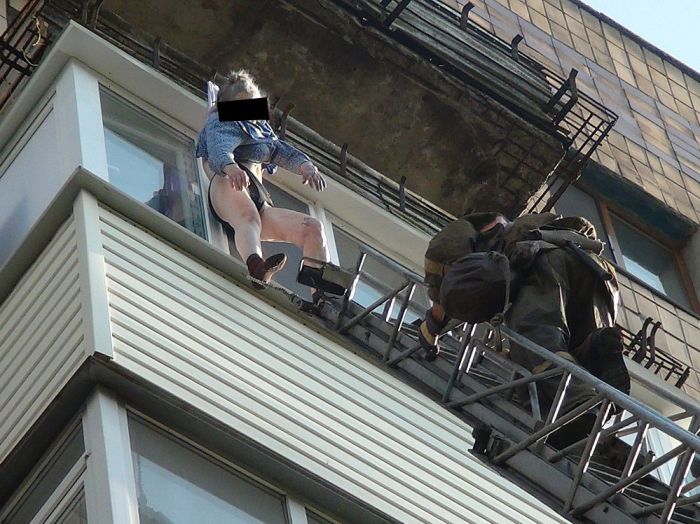 Старушка выпала с 8-го этажа (8 фото + 2 видео)