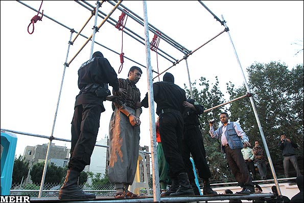 В Иране повесили насильников маленьких девочек (12 фото)