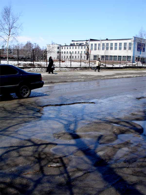Дом офицеров, ул. Комсомольская, девушка, кусок машины и яма на дороге. Яму объезжают как в слаломе. Еще на вальс очень похоже.