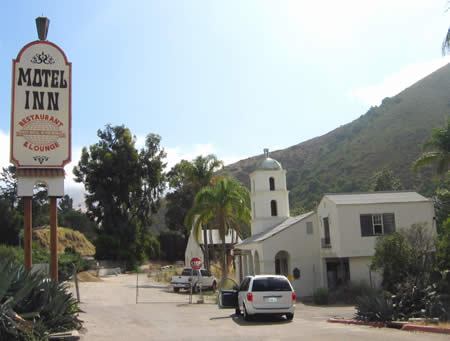 Мотель (1925)  Motel Inn в San Luis Obispo, Калифорния, был построен в 1925 году архитектором из Лос-Анджелоса Артуром Хайнеманом (Arthur Heineman), который назвал гостиницу мотелем, соединив слова «мотор» и «отель». Сначала он назывался Milestone Mo-Tel, ночь в нем стоила 1.25 доллара. Артур не стал заморачиваться вопросами авторского права, и слово «мотель» сейчас используют тысячи небольших гостиниц для путешественников во всем мире.