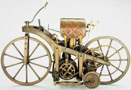 Мотоцикл (1885)  Первый мотоцикл был разработан и собран в 1885 году немецкими изобретателями с именами Готлиб Даймлер (Gottlieb Daimler) и Вильгельм Майбах (Wilhelm Maybach) из Штутгарта. Имена ничего не напоминают? Это был велосипед, на который навесили бензиновый двигатель, назвав Reitwagen (Прогулочная повозка). Это было, кстати, первое средство передвижения с бензиновым двигателем.