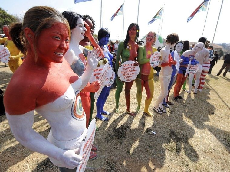 Голый протест в Африке против меха. Femen удавятся (11 фото)