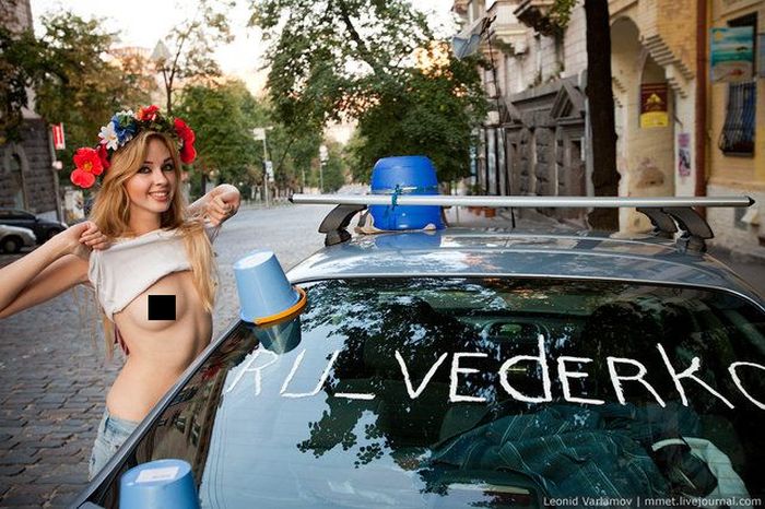 Общество Синих ведерок в гостях у FEMEN  (6 фото)