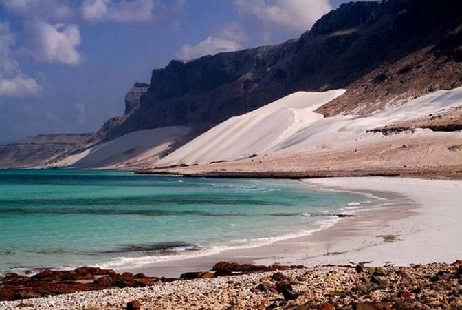 Эти удивительные острова находятся в Индийском океане (в 250 километрах от Сомали и 340 километрах от Йемена). Климат островов жаркий и сухой. Песчаные берега обрамляют известняковое плато острова, в котором множество пещер. Известняковые горы достигают максимальной высоты 1525 метров.