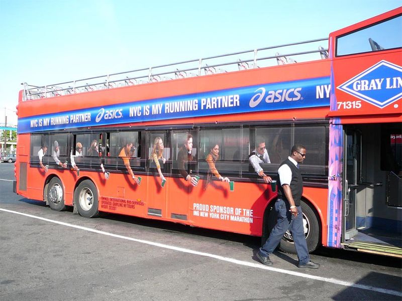 Реклама ASICS, почетного спонсора нью-йоркского марафона ING New York City Marathon. 