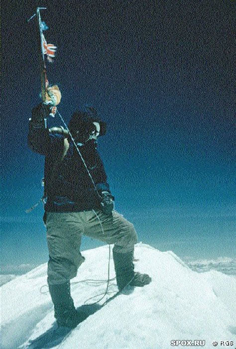 Tenzing Norgay на вершине Эвереста. 1953.  Один из двух людей (вместе с Эдмундом Хиллари), первыми побываших на вершине Эвереста (Джомолунгмы).  Он взошёл на Эверест 29 мая 1953 вместе с Эдмундом Хиллари в рамках британской экспедиции под предводительством Джона Ханта. Восхождение было приурочено ко дню коронации Елизаветы II.
