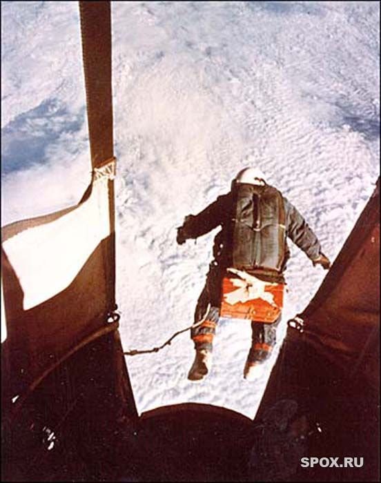 Проект задумывался для изучения прыжков с парашютом с большой высоты, предполагалось совершить всего три прыжка, которые должны были совершаться со стратостатов. В то время капитан Киттингер был приписан к Аэромедицинской лаборатории на базе ВВС Райт-Паттерсон. Проект назван так в честь Эксельсиора, алмаза найденного на территории современной ЮАР.  Первый прыжок был совершён с высоты 23 300 метров 16 ноября 1959 года. Из-за неполадок стабилизирующий парашют не раскрылся, и Киттингер попал в штопор. Его тело вращалось со скоростью 120 оборотов в минуту, перегрузки составляли 22g, и Джозеф потерял сознание. Парашют открылся с помощью прибора автоматического раскрытия парашюта. 11 декабря он прыгнул снова, уже с высоты 22 760 метров, за что был награждён «Парашютной медалью Лео Стивенса».  16 августа 1960 состоялся последний прыжок в рамках проекта «Эксельсиор» с высоты 31 300 метров. Раскрыв тормозной парашют для стабилизации, Джозеф Киттингер падал 4 минуты и 36 секунд, достигнув скорости 988 км/ч (или 274 м/с) до открытия основного парашюта на высоте 5 500 метров. Герметичность правой перчатки была нарушена, и его рука увеличилась в размерах в два раза. Этот прыжок получил несколько рекордов: самый высокий прыжок со стратостата, самый высокий прыжок с парашютом, наиболее долгое падение с тормозным парашютом и наибольшая скорость, достигнутая при падении. Все эти рекорды зарегистрированы ВВС США, ФАИ их не признаёт.