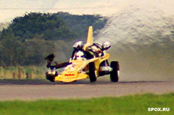 20-го сентября, 2006 года, Ричард Хаммонд получил серьёзные повреждения в автомобильной аварии на съёмках для передачи Top Gear на бывшем аэродроме Королевских ВВС возле Йорка. Он пилотировал автомобиль Vampire на реактивной тяге, который теоретически способен передвигаться со скоростью 500,5 км/ч (311 миль/ч).  В соответствии с некоторыми источниками, он не пытался побить Британский рекорд скорости на суше, однако эти заявления, сделанные владельцем 'Event Fire Services' которая была нанята для обеспечения безопасности очень противоречивы.Он перемещался со скоростью 464 км/ч (288 миль/ч) во время аварии. Он был обследован специалистами неврологического отделения в общей больнице Лидса. Врачи характеризовали его состояние, как «серьёзное, но стабильное».  Специалисты в общей больнице Лидса сказали, что он получил «серьёзную травму мозга». BBC отмечает что он был приподнят воздухом с места аварии и в этот момент потерял сознание.Полиция северного Йоркшира сообщила, что они «получили сообщение от пожарной службы, что мужчина зажат в перевёрнутой гоночной машине, которая ехала по аэродрому»  Спустя некоторое время Sky News и BBC News сообщили, что он вёл автомобиль Vampire с двигателем Роллс-Ройс; машину, очень похожую на ту, которой принадлежит британский рекорд скорости на суше 300,3 миль/ч (488,11 км/ч).