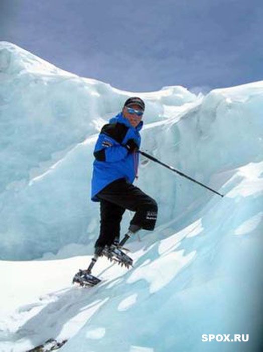 15 мая 2006, после сорока дней восхождения, Inglis стал самым первым инвалидом без обоих ног, совершивший восхождение на Эверест. Акклиматизируясь на высоте 6 400 метров (21 000 футов), Inglis упал и сломал один из протезов. Нога была перетянута изолентой, пока из базового лагеря не доставили запасную часть для протеза.