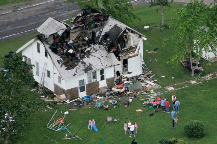 Разбушевавшаяся стихия разрушила жилой дом на 109-ой трассе в округе Фултон, Огайо, 6 июня 2010 года. Дом загорелся после того, как в него ударила молния. (AP Photo/The Toledo Blade, Dave Zapotosky)