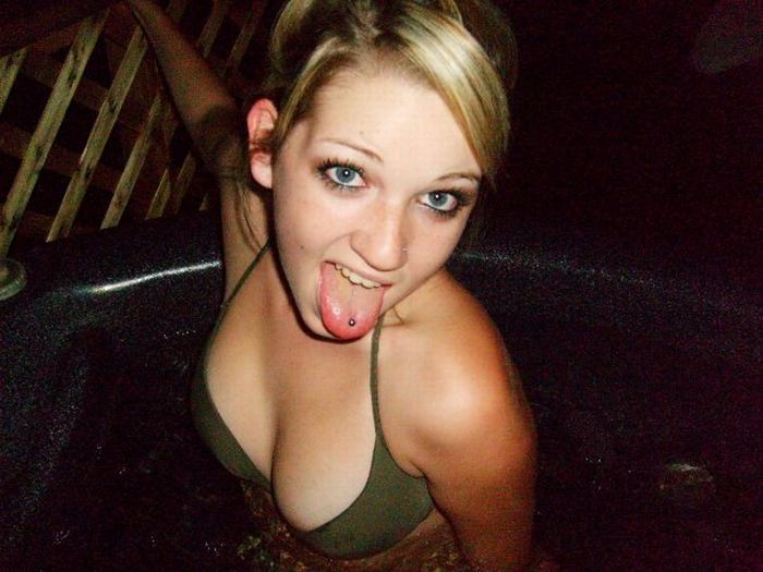 Сексуальные девушки в открытых купальниках у бассейнов (54 фото)