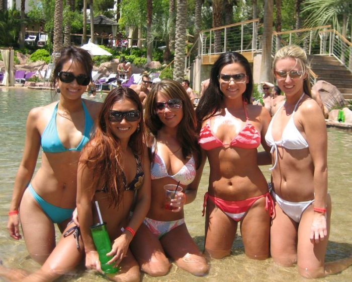 Сексуальные девушки в открытых купальниках у бассейнов (54 фото)