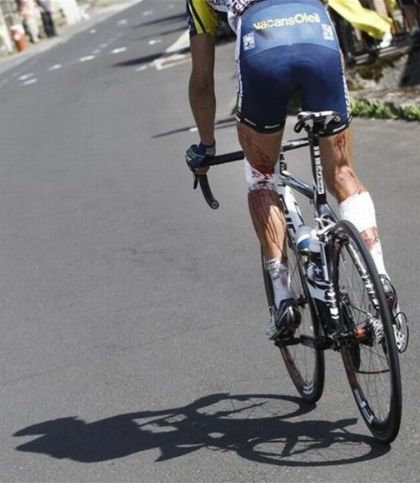 Авто журналистов сбило велогонщиков на Тур де Франс (4 фото+видео)