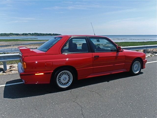 BMW M3 Coupe (E30) с пробегом в 42000 км в продаже на аукционе (25 фото)