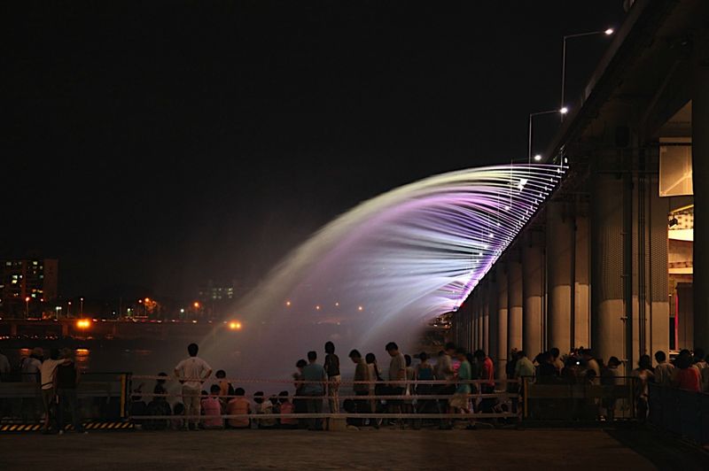 Необыкновенный фонтан в Южной Корее (9 фото)
