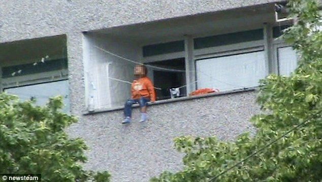 Ребенок на балконе (9 фото)