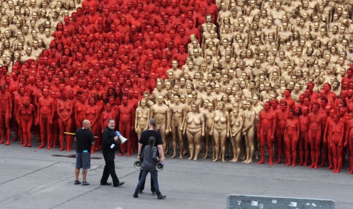 Спенсер Туник раздел людей в центре Мюнхена (17 фото)
