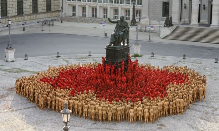 Спенсер Туник раздел людей в центре Мюнхена (17 фото)