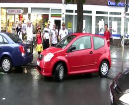 Немецкие фанаты помогают девушке припарковаться