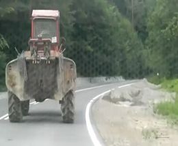 В Польше пъяный тракторист уснул за рулем
