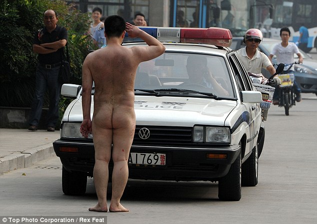 Голый китаец нарушил транспортное движение (7 фото)