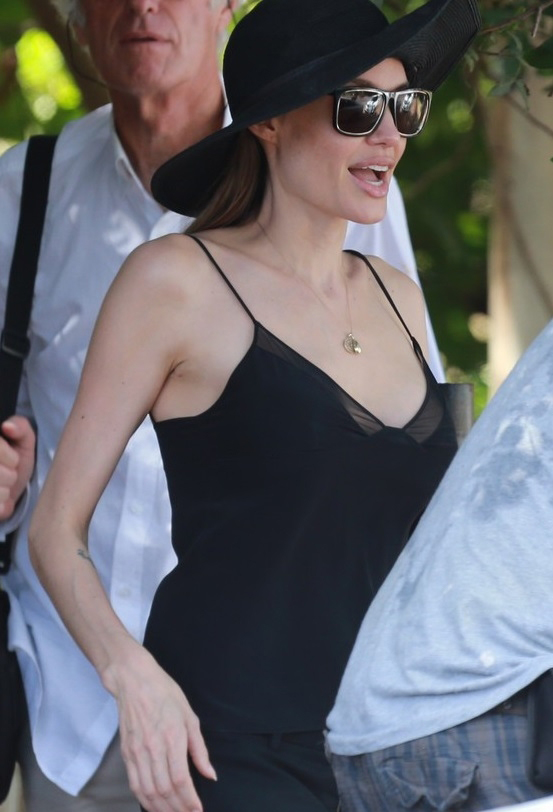 Анджелина Джоли одела открытый топ первый раз после операции на грудь (2 фото)