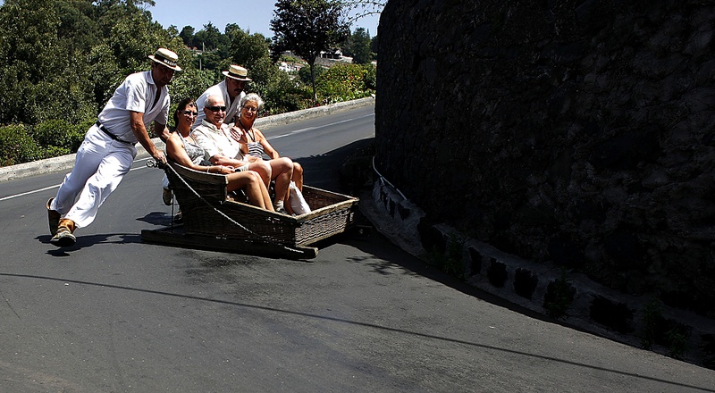 «Карейро» или «водители саней» катают туристов вокруг Монте, Мадейра, Португалия, четверг. (Nacho Doce/Reuters)