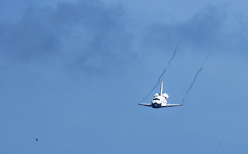 Космический шаттл Endeavour с семью астронавтами на борту приземляется на Мысе Канаверел, штат Флорида, после успешного завершения миссии по увеличению размера и мощности Международной Космической Станции. Полет шаттла продлился 16 дней. (Matt Stroshane/Getty Images)