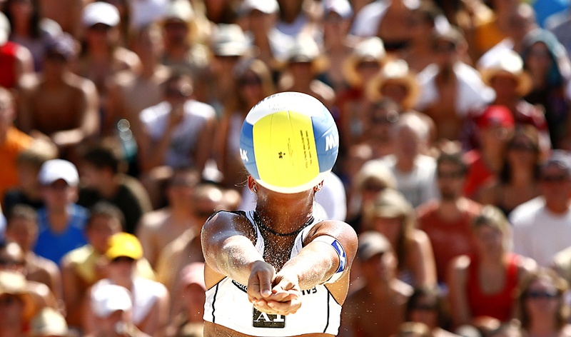Австрийка Сара Монтаньолли отбивает мяч во время матча против Бразилии на чемпионате по пляжному волейболу Большого шлема FIVB в Клагенфурте, Австрия. (Dominic Ebenbichler/Reuters)