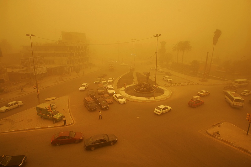 Песчаная буря на площади Кахмарана в Багдаде. (Saad Shalash/Reuters) 