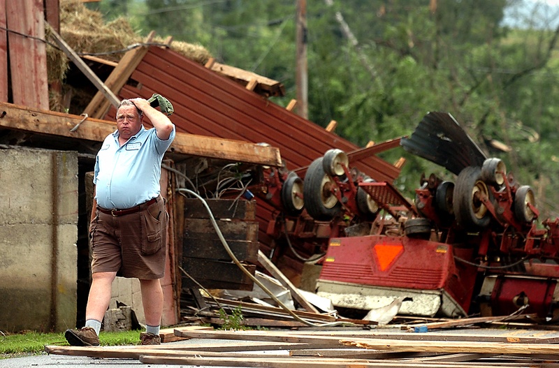 Дэвид Феннер на фоне обломков и перевернутых машин после торнадо в долине Черри Велли, штат Пенсильвания. (David Kidwell/Pocono Record via Associated Press)