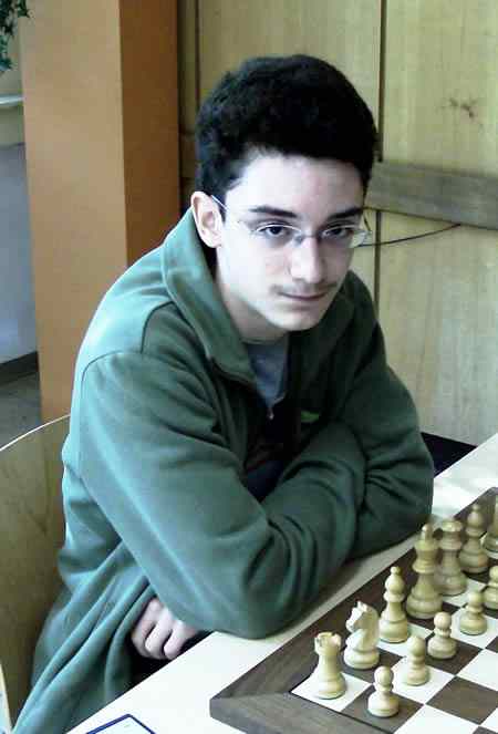 Фабиано Луджи Карвана (Fabiano Luigi Caruana) — гроссмейстер в 14 лет  Фабиано в свои 16 лет является гроссмейтером и шахматной знаменитостью, у него почетное гражданство Италии и США. В 2007 году, в возрасте 14 лет и 11 месяцев, Фабиано получил титул гроссмейстера, став самым молодым в США и Италии мастером игры в шахматы. В апреде 2009 года по версии ФИДЕ он имеет рейтинг 2649 очков, что является самым высоким показателем в мире среди игроков до 18 лет.