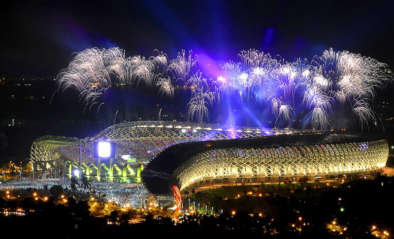Салют над стадионом Мэйн во время церемонии открытия Всемирных игр 2009 в г. Гаосюн, Тайвань, 16 июля. (REUTERS/Stringer)
