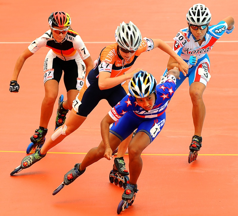 Американка Сара Саясэйн лидирует во время скоростных гонок на роликах на Всемирных играх в г. Гаосюн 18 июля. (SAM YEH/AFP/Getty Images)