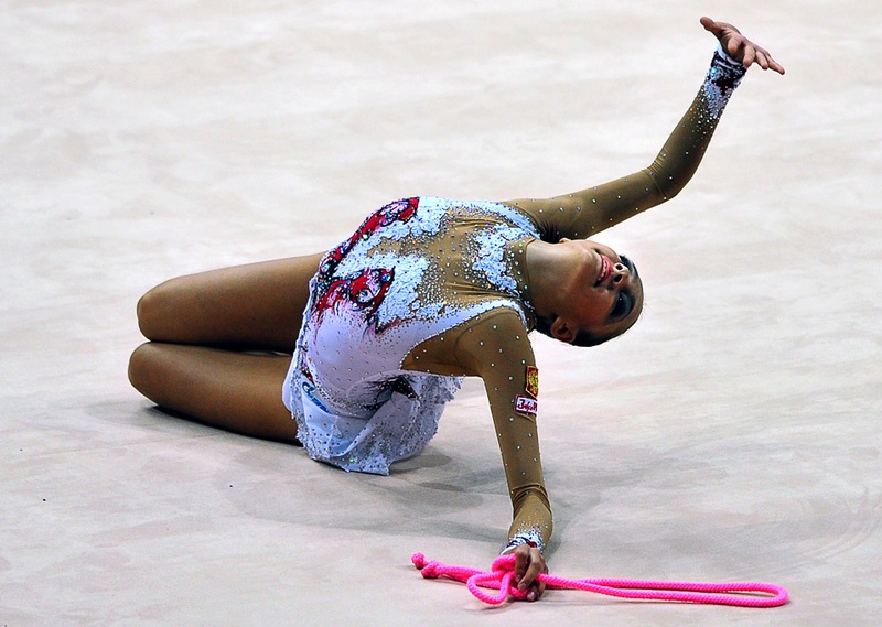 Россиянка Евгения Канаева во время соревнований по ритмической гимнастике на Всемирных играх 2009 в г. Гаосюн 17 июля. (SAM YEH/AFP/Getty Images)