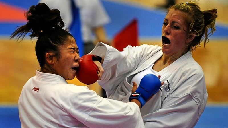 Американка Курита Эими (слева) борется с Глин Тамарой из Новой Зеландии во время поединка по карате на Всемирных играх в г. Гаосюн 25 июля. (SAM YEH/AFP/Getty Images)