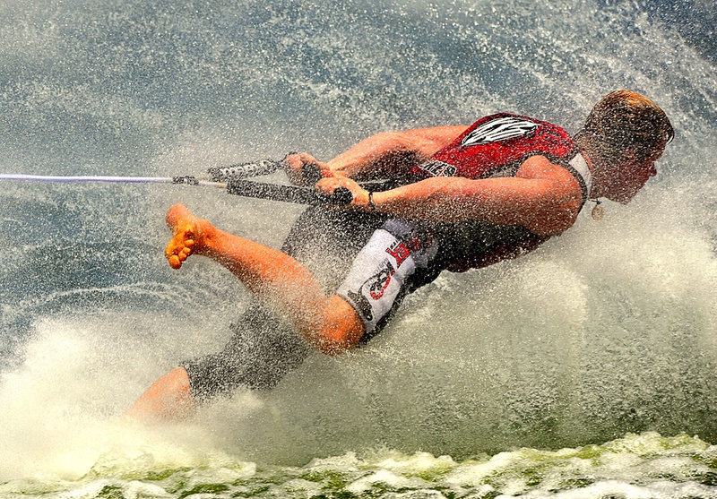 Британец Николас Дэвис на соревнованиях среди мужчин по катанию на водных лыжах босиком на Всемирных играх в г. Гаосюн 22 июля. (SAM YEH/AFP/Getty Images)